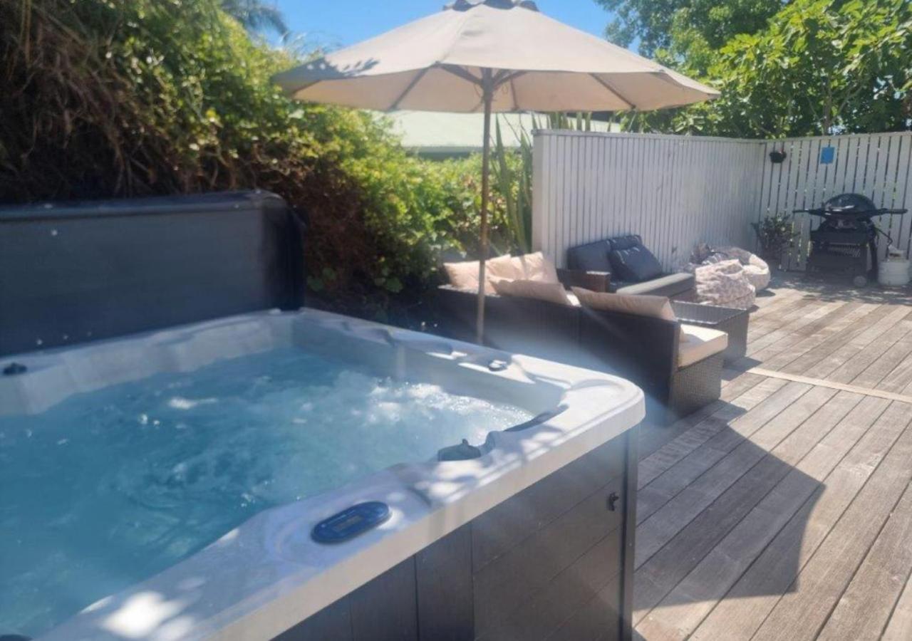 Tiri Cottage - Sea Views In Oneroa By Waiheke Unlimited Waiheke Island Dış mekan fotoğraf